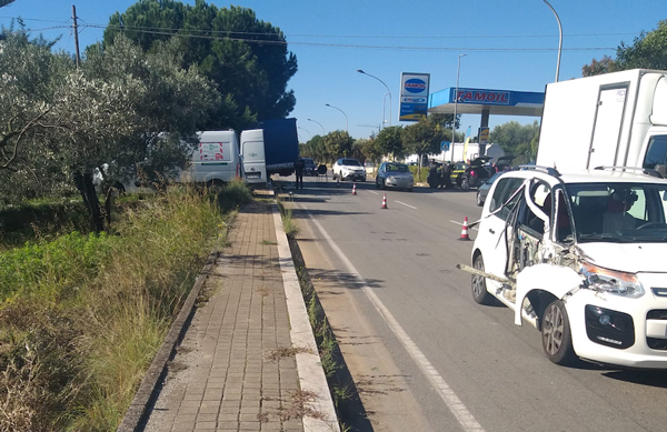 Lamezia, scontro tra due auto in via delle Terme: un ferito
