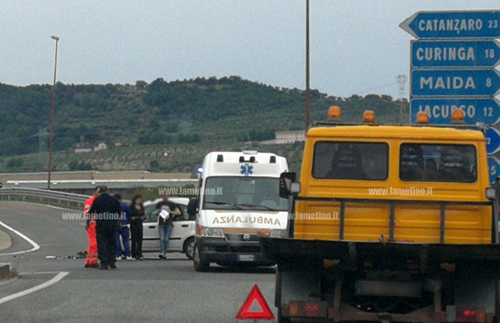 Lamezia, scontro tra due auto: feriti trasportati all’ospedale 