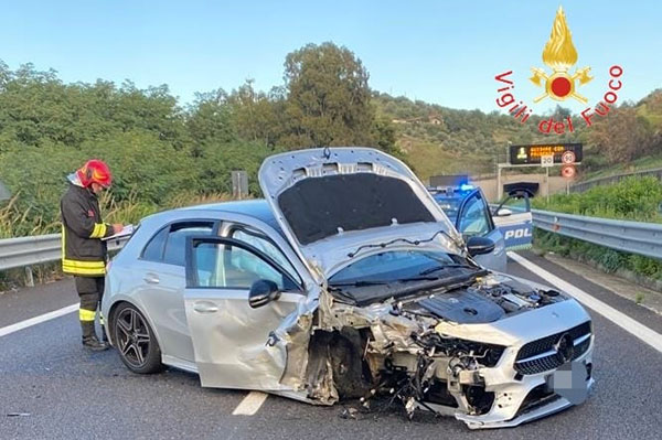 Perde il controllo dell'auto sulla SS280 verso Lamezia, ferito il conducente