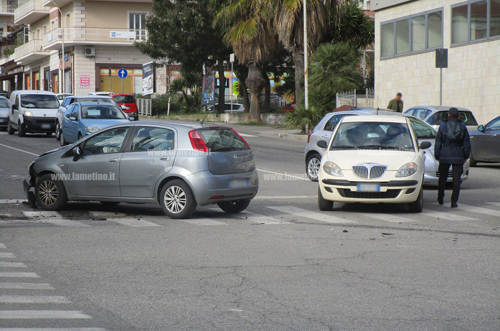 Lamezia, scontro tra due auto in via Leonardo Da Vinci: un ferito e disagi al traffico