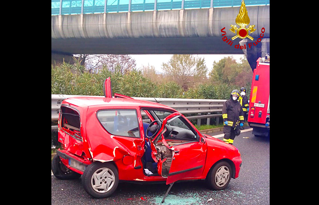 Scontro tra auto e ambulanza sull'A2 a Cosenza, un ferito