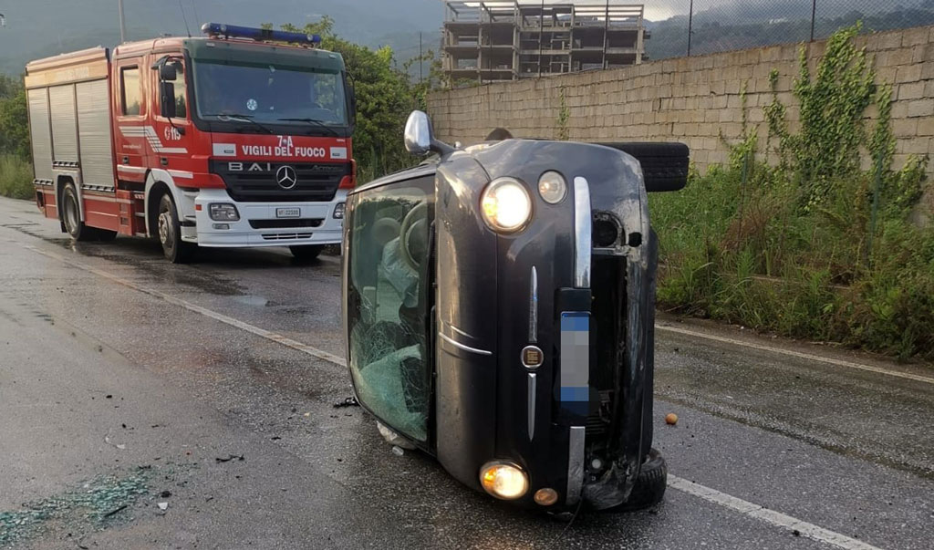 Lamezia, auto perde il controllo e si ribalta su via Martiri di Nassirya: un ferito