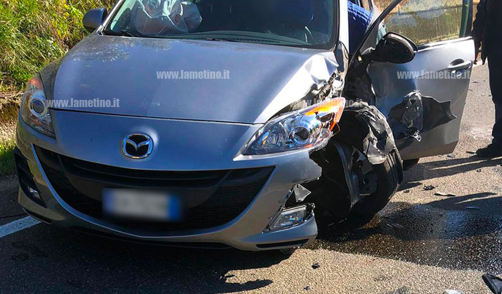 Lamezia, scontro tra due auto in via Martiri delle Foibe: feriti 