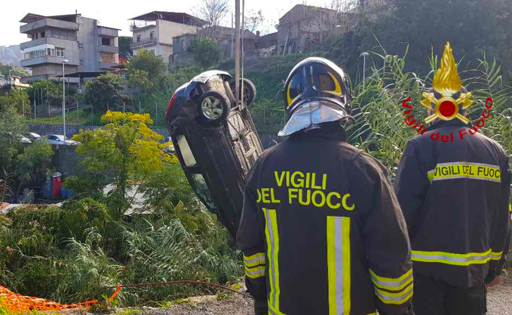 Precipita con l'auto in un dirupo di sei metri a Reggio, 20enne soccorsa da un vigile del fuoco libero dal servizio