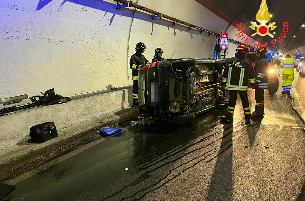 Incidente su SS 280 in galleria Sansinato verso Lamezia, auto perde il controllo e si ribalta: un ferito