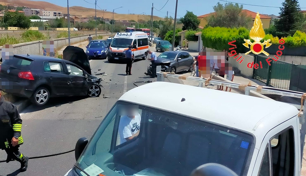 Incidente stradale fra tre mezzi a Catanzaro, 4 feriti