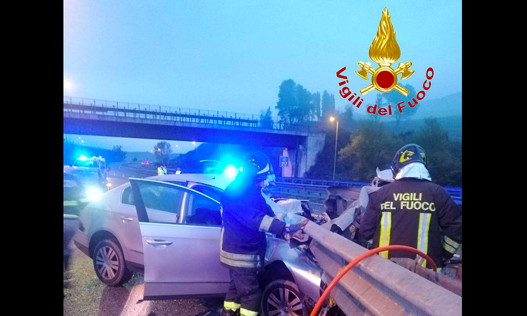 Auto contro guardrail sull'A2 nel Vibonese, ferito un giovane