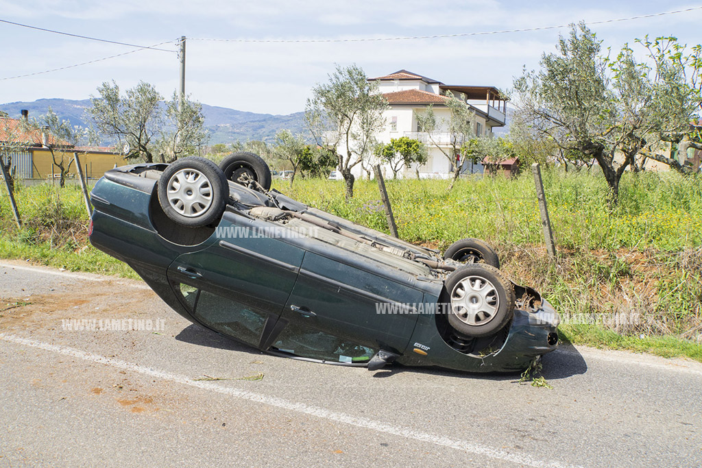 Auto si ribalta in via Salvatore Raffaele, illeso conducente
