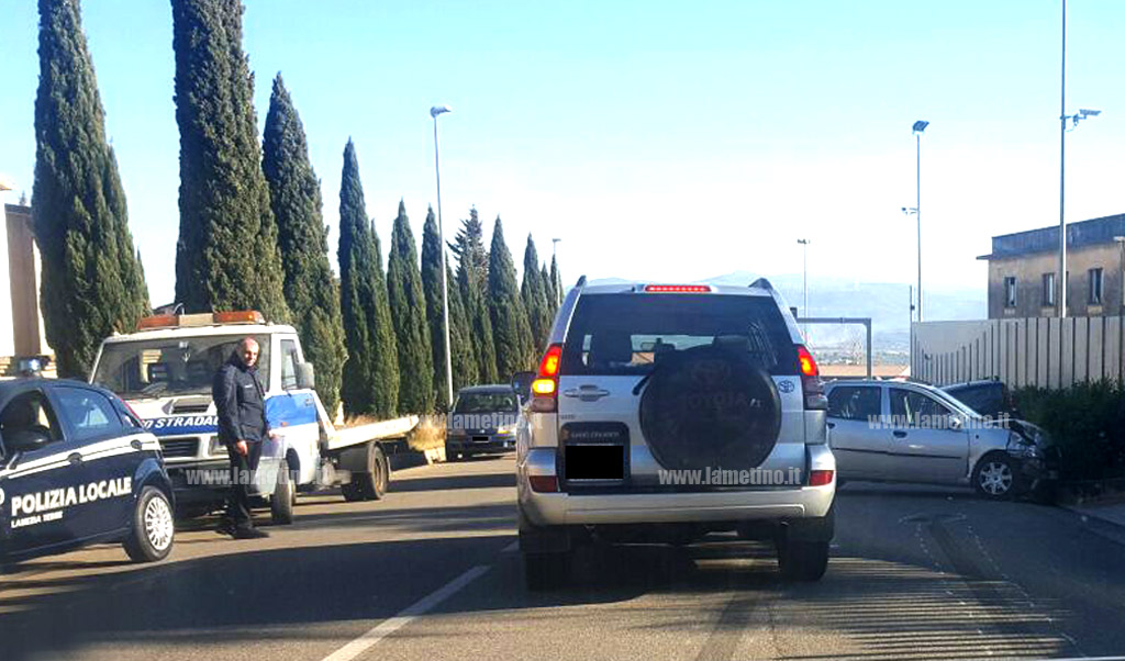 Lamezia: incidente vicino cimitero Sambiase, due feriti