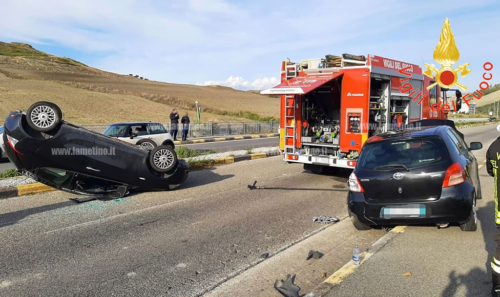 Incidente tra due auto a Germaneto, una si ribalta: feriti 