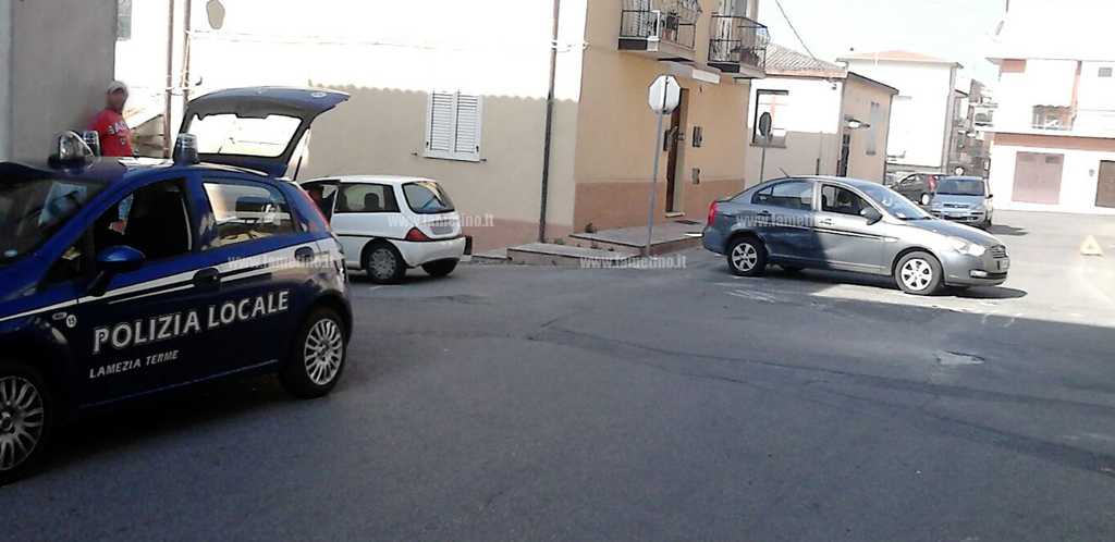 Lamezia: scontro tra due auto in via Settembrini, due feriti