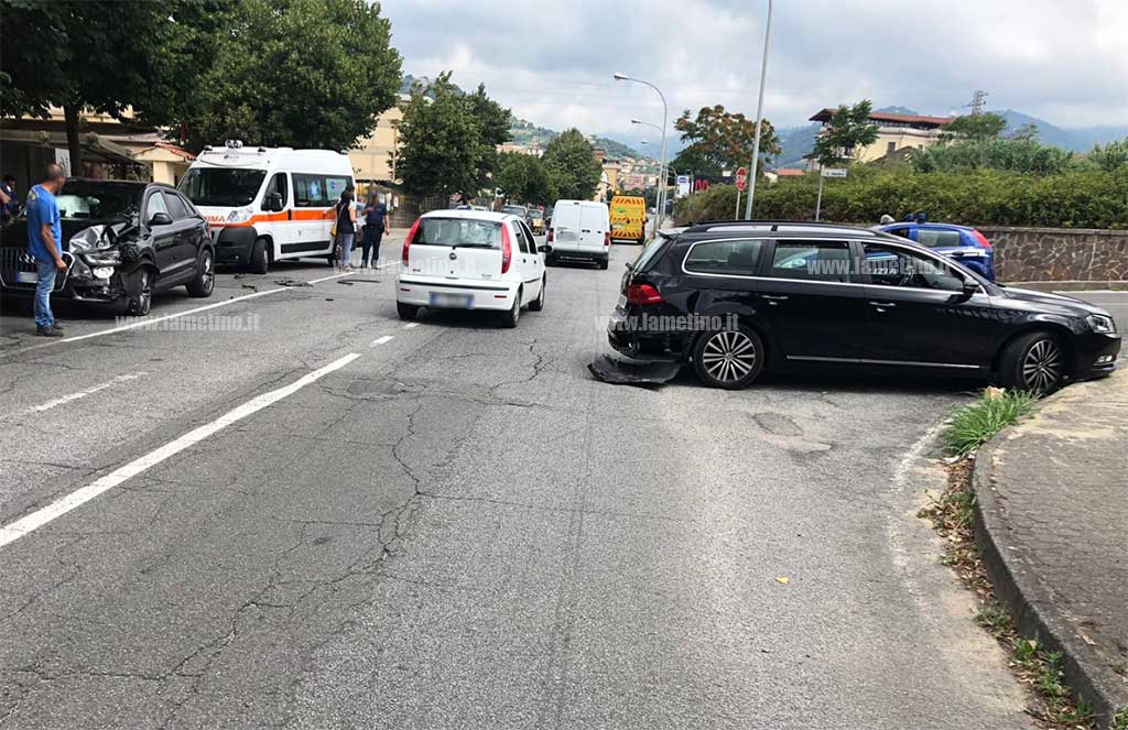 Lamezia, scontro tra due auto in via dei Bizantini: feriti