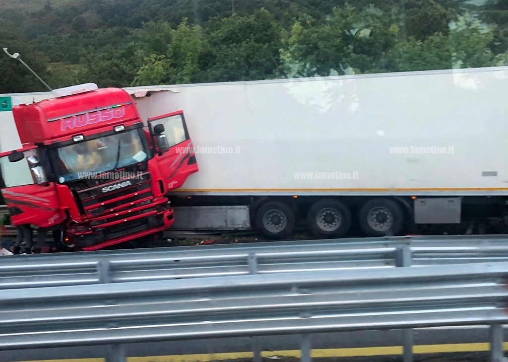 Mezzo pesante finisce di traverso su A2 tra svincoli di Sant’Onofrio e Pizzo, un ferito