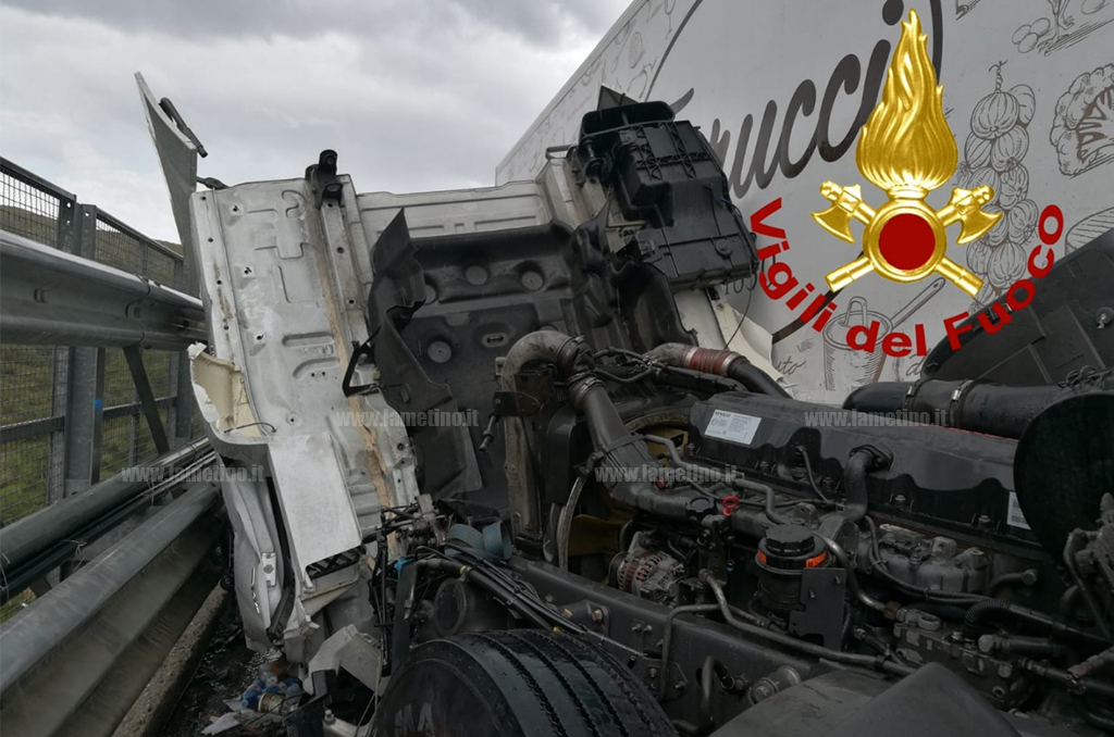 incidente-a2-seconda-foto-dettaglio-camion.jpg