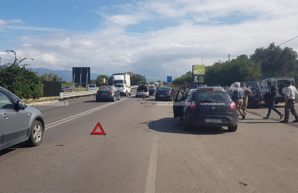 Lamezia: scontro tra 3 auto vicino rotatoria aeroporto, un ferito