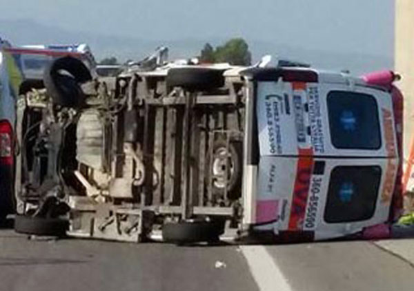 Scontro frontale tra ambulanza e tir, tre feriti nel cosentino