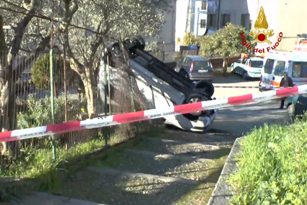 Calabria: Incidente stradale, vigili fuoco soccorrono vettura con due donne