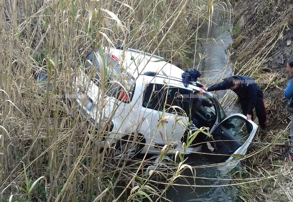 Lamezia, scontro tra auto in contrada Palazzo: una finisce in canalone, interviene elisoccorso