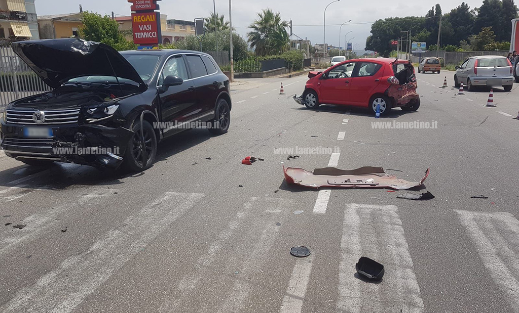 Lamezia, incidente fra tre auto in via del Progresso: feriti