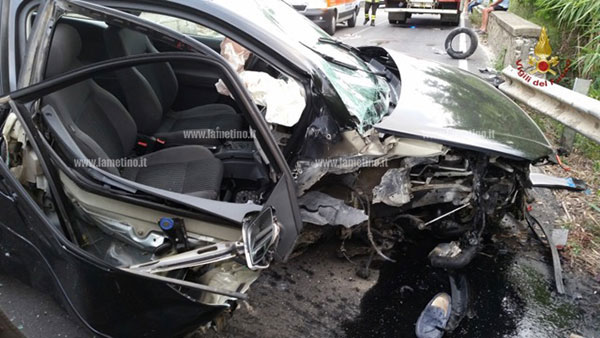 Auto fuori strada su SS 106 a Badolato, muore venticinquenne