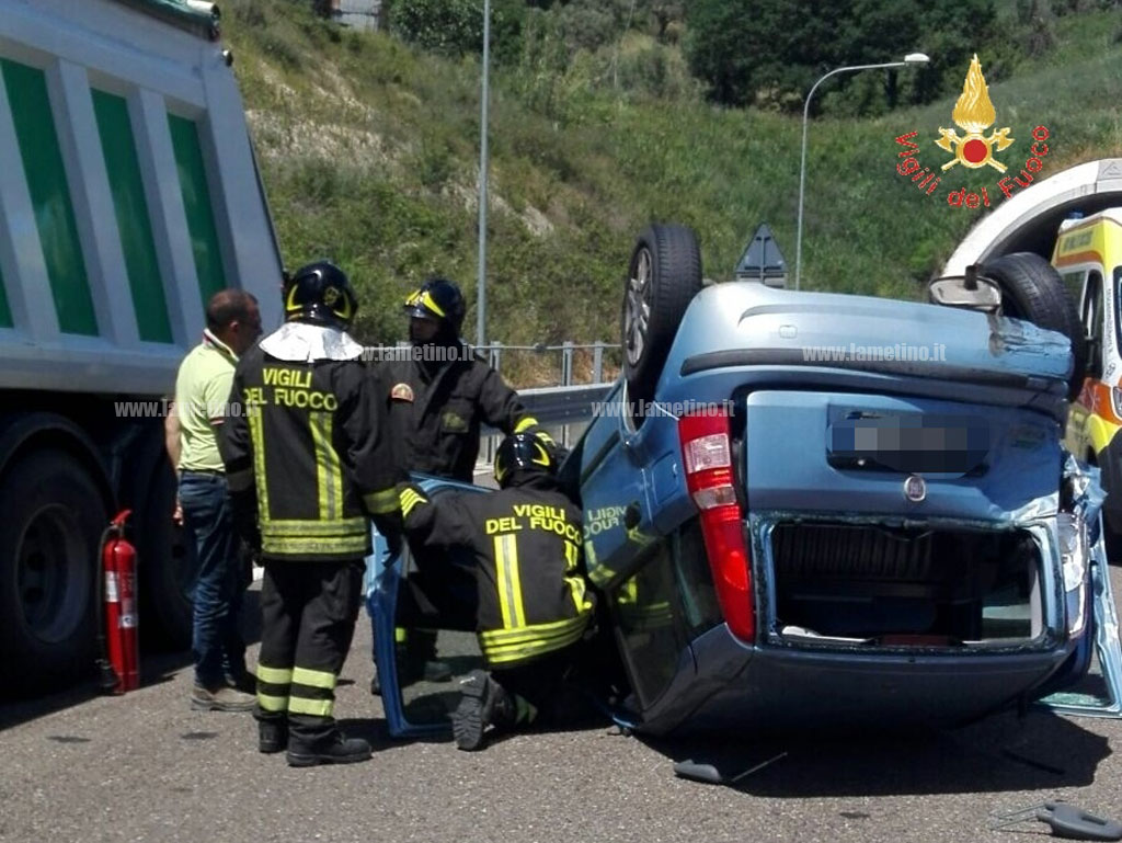 Incidente su Ss106 a Borgia: scontro con furgone e auto si ribalta, tre feriti