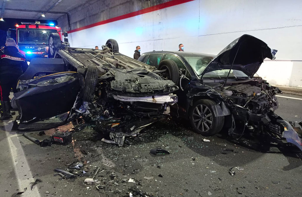 Violento scontro tra due auto sulla SS106 a Bova Marina, 4 feriti 