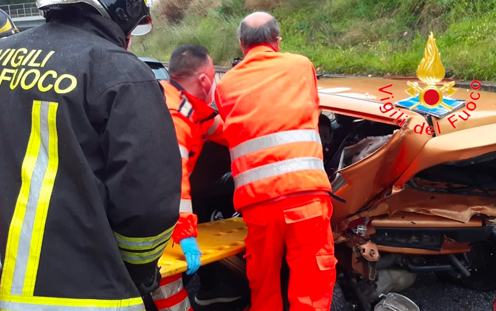 Incidente stradale sulla SS 106 a Caminia, feriti e disagi al traffico