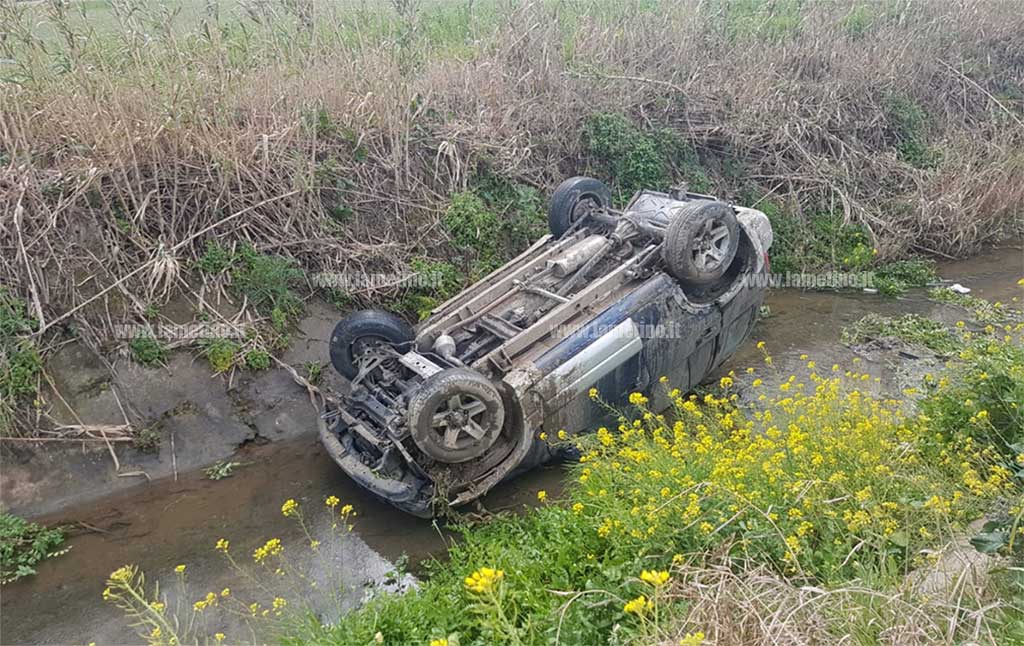 Lamezia, incidente tra 3 auto su SS 18: una finisce in un canalone, feriti
