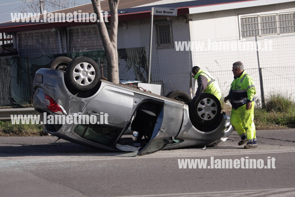 Lamezia: Rocambolesco incidente al quadrivio di via delle Terme