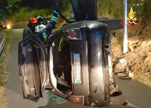 Auto si ribalta a Catanzaro, ferita donna