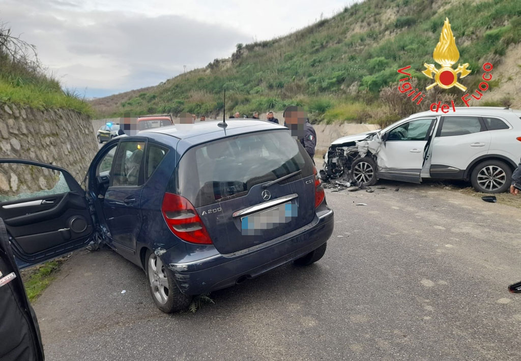 Scontro tra auto nel Catanzarese, 3 feriti