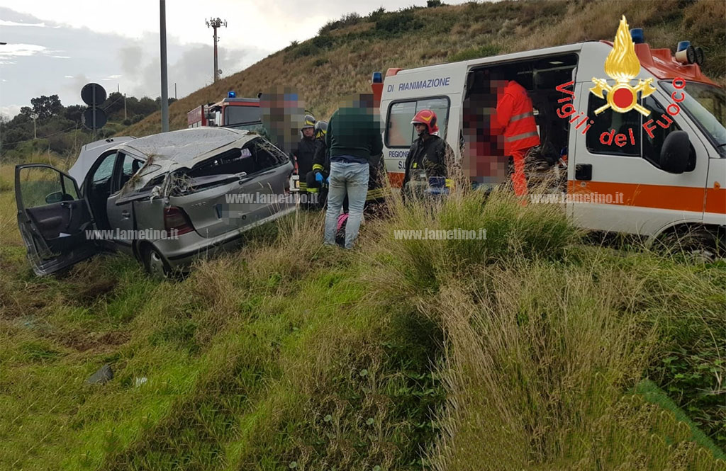Auto si ribalta Catanzaro, 3 feriti