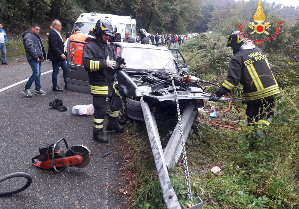 Si schianta contro guardrail, 77enne trasportato con elisoccorso a Catanzaro