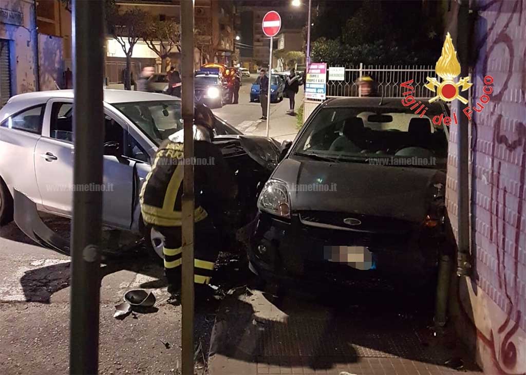 Incidente tra due auto a Catanzaro, una trancia tubazione gas metano di un palazzo 