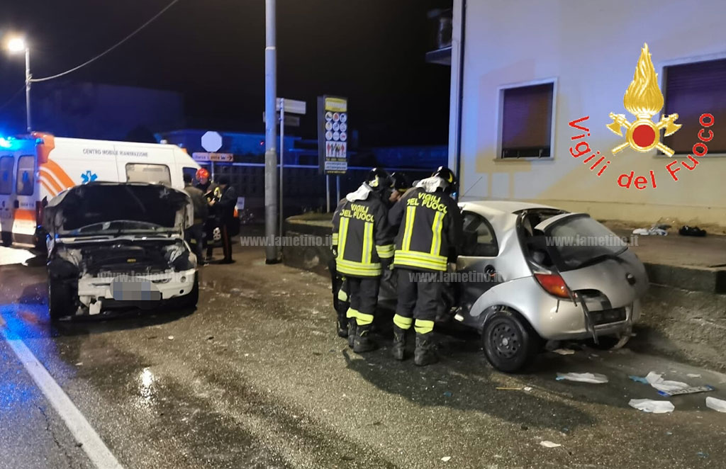 Incidente tra due auto a Catanzaro, feriti 