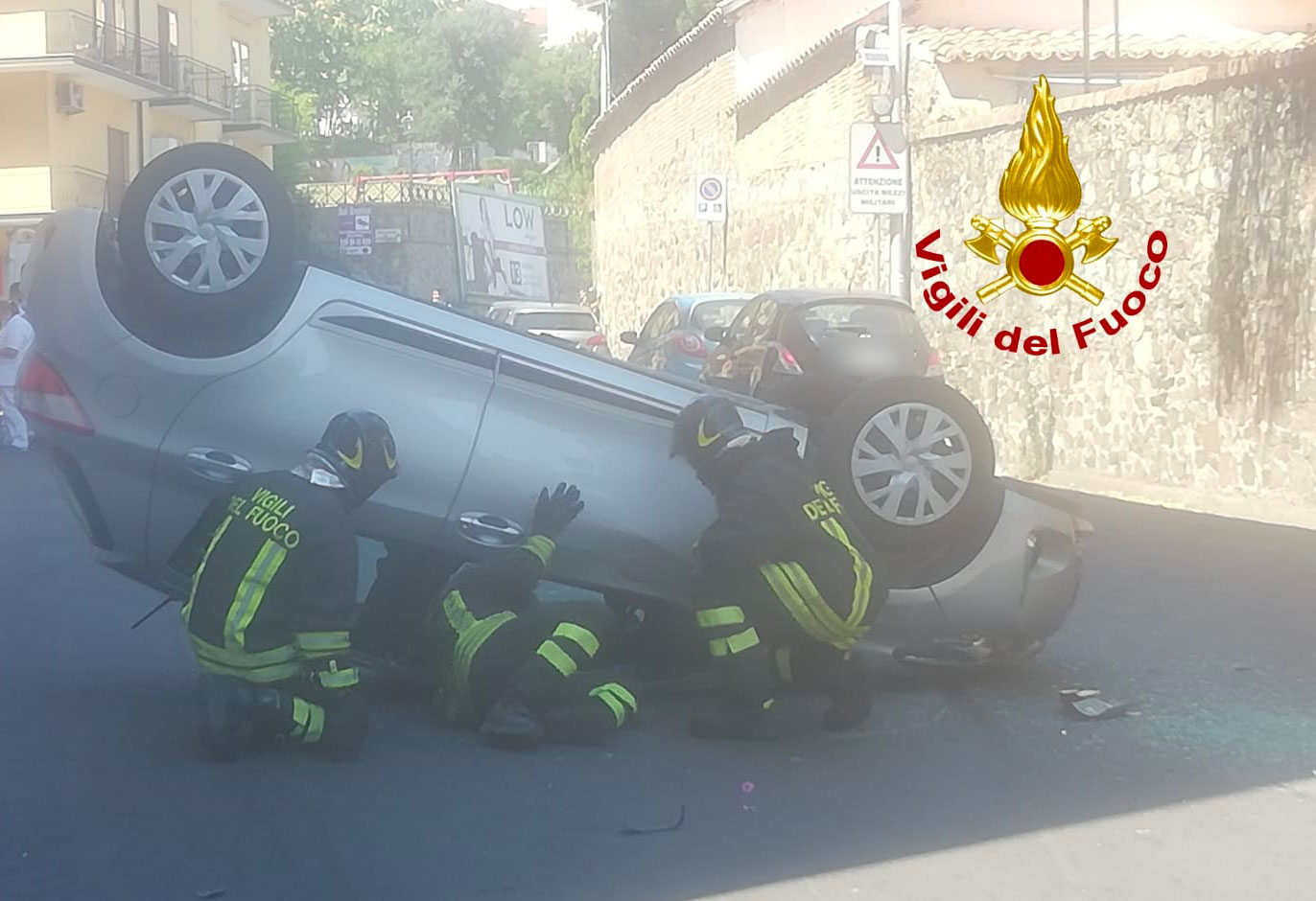 Incidente stradale a Catanzaro, auto si ribalta: ferita la conducente