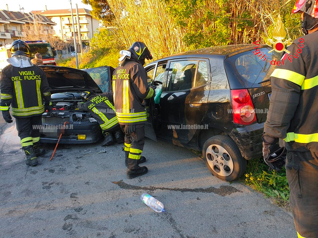 Incidente tra due auto a Catanzaro, feriti 