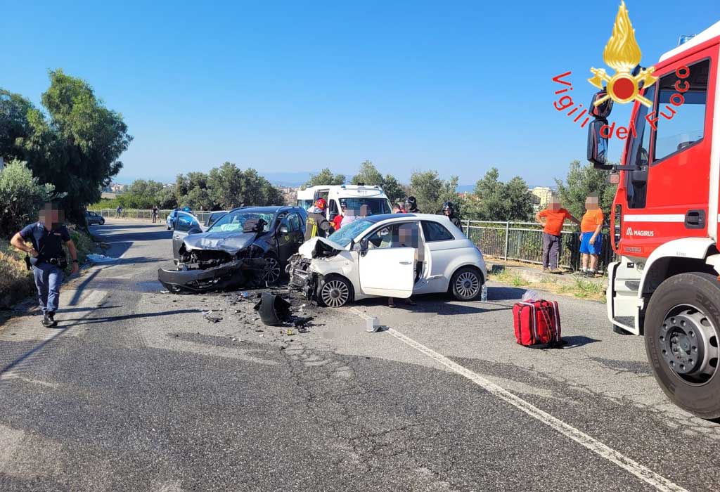 Scontro tra auto a Catanzaro, 2 feriti