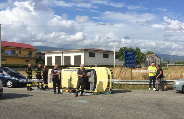 Lamezia: incidente su complanare vicino SS 280, ferita una ragazza