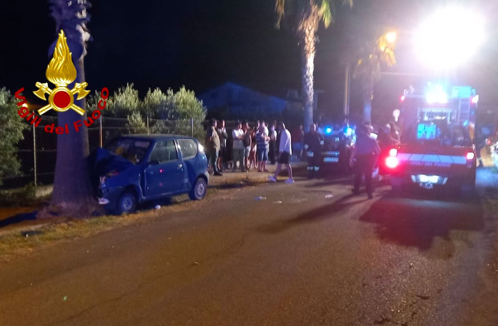 Auto perde il controllo e impatta contro un albero a Cropani, due feriti