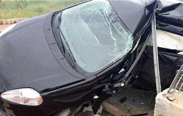 Auto contro guardrail a Crotone, muore 29enne
