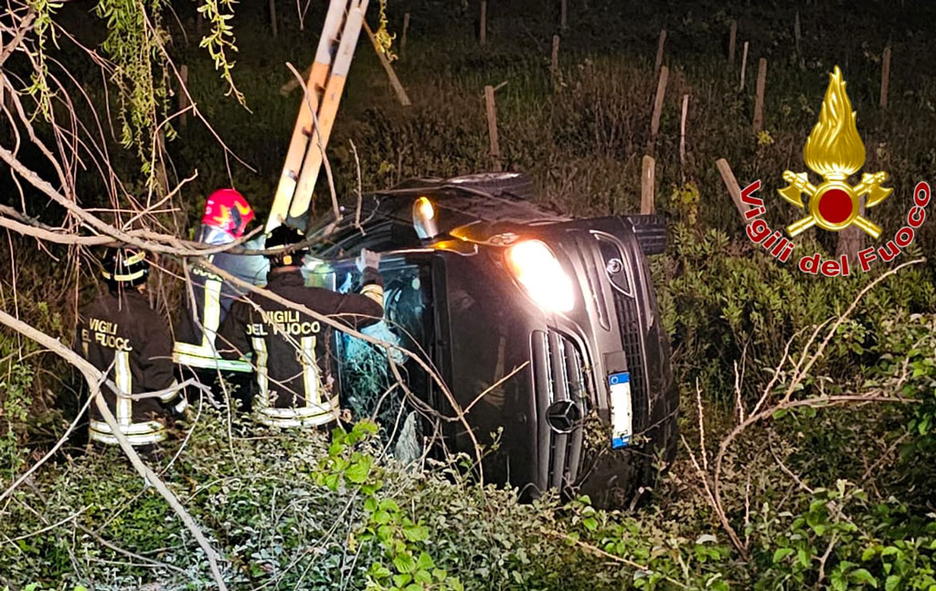 Esce fuori strada con auto e si ribalta nel Crotonese, ferito anche un bimbo di 4 anni