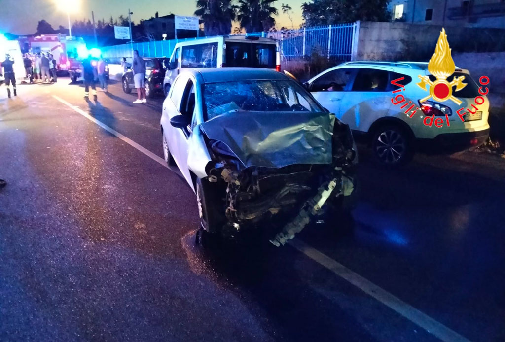 Scontro fra 3 vetture a Crotone, cinque feriti
