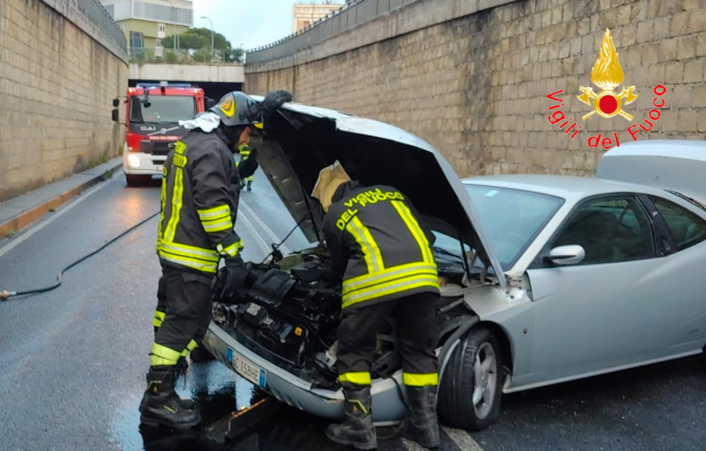Auto si schianta contro muro a Catanzaro, un ferito
