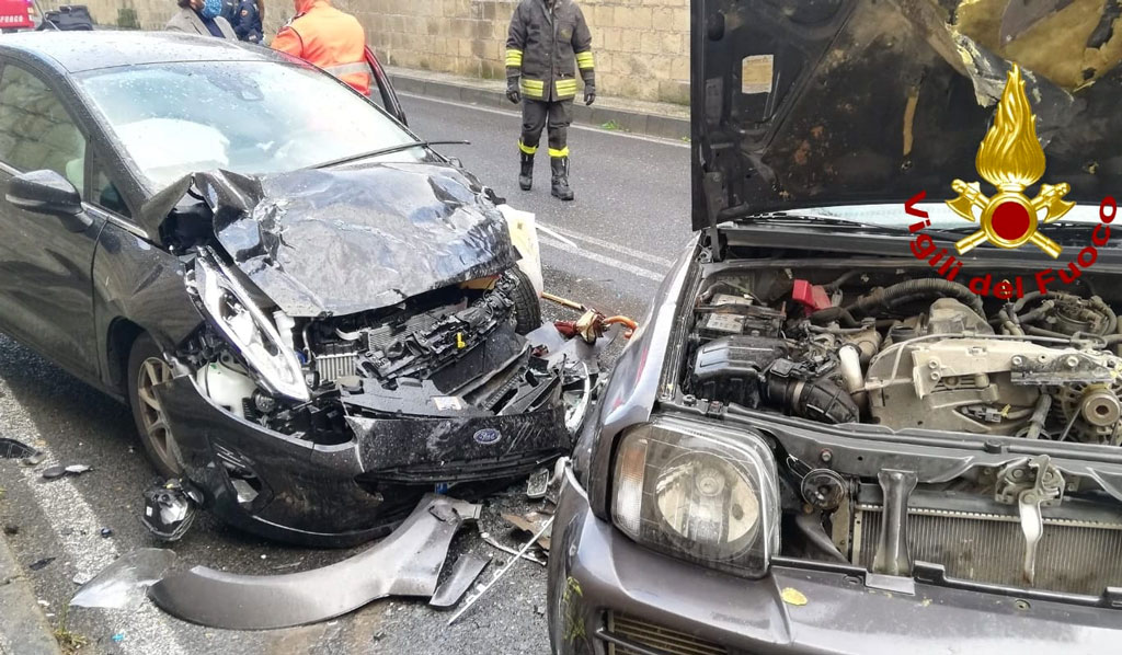 Incidente tra due auto a Catanzaro, due feriti