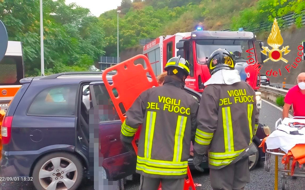 Auto finisce in testacoda a Catanzaro, 2 feriti