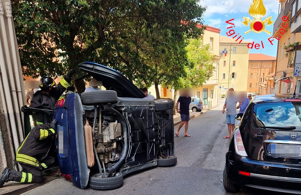 Perde il controllo dell'auto e si ribalta, ferita giovane a Catanzaro