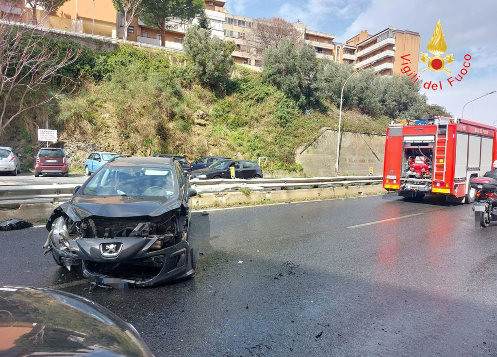 Perde il controllo dell’auto e impatta contro spartitraffico a Catanzaro