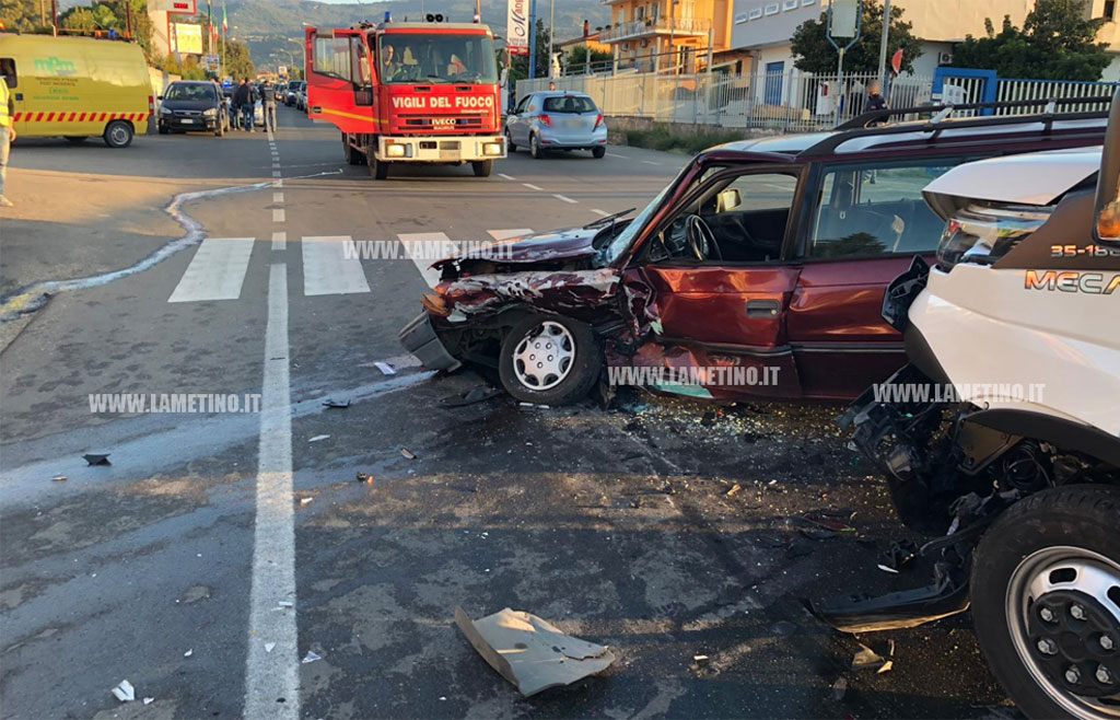 Lamezia, scontro tra auto e furgone su via del Progresso: feriti