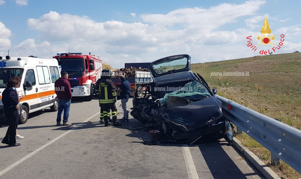 Scontro fra auto e furgone tra Cropani e Sersale, ferita 17enne